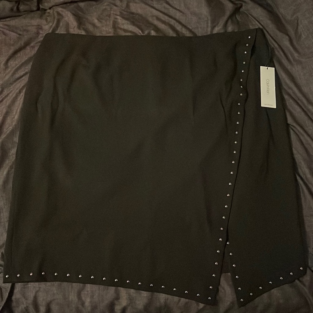 NWT Calvin Klein black skit with decorative lining